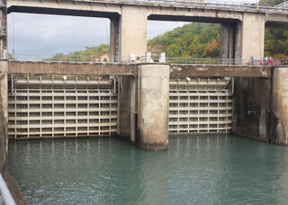 Spillway-Gates-Beaumont-Monteux-04.jpg