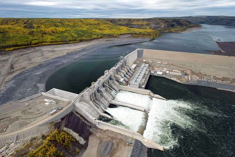 Riempimento del bacino della diga del progetto idroelettrico Site C Clean Energy